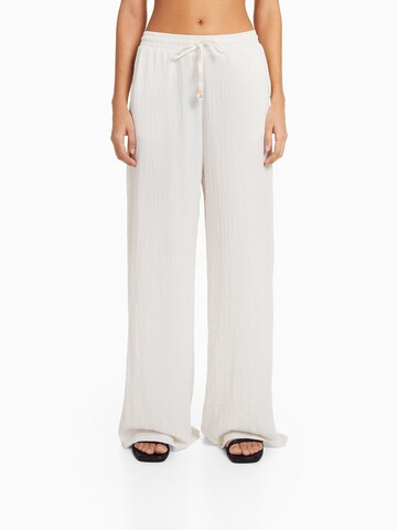 Wide leg Pantaloni de la Bershka pe alb: față