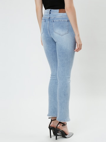 Influencer Flared Jeans in Blau