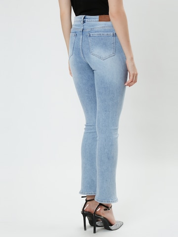Influencer Flared Jeans in Blauw
