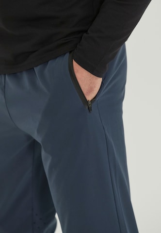 Virtus Tapered Sportbroek 'BLAG V2 M Hyper' in Blauw