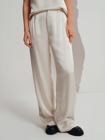 A LOT LESS Loose fit Pants 'EVE' in White: front