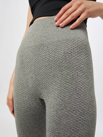 Skinny Pantalon de sport 'Alysa' Athlecia en gris