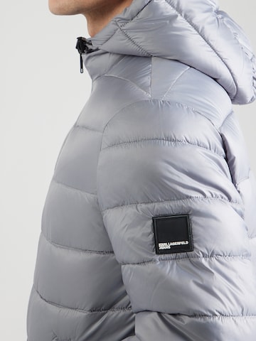 KARL LAGERFELD JEANS Välikausitakki värissä harmaa