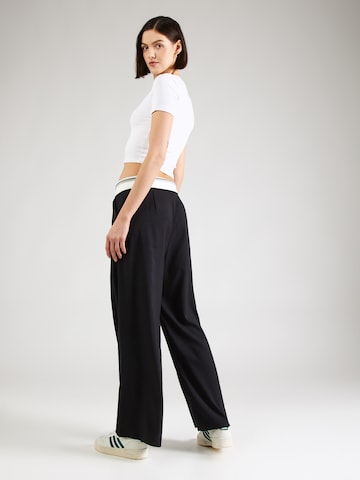 Wide leg Pantaloni cutați 'EMEA' de la HOLLISTER pe negru