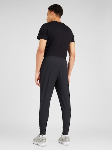 new balanceTapered Sportske hlače 'Essentials Active S' - crna boja