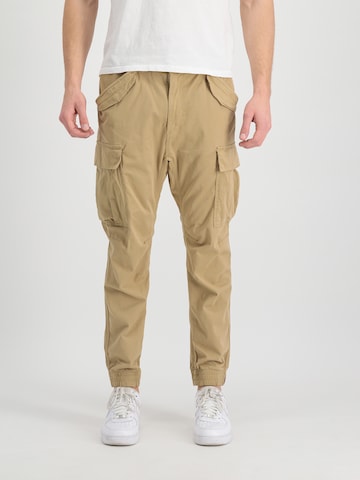 ALPHA INDUSTRIES Avsmalnet Cargobukse 'Airman' i beige: forside