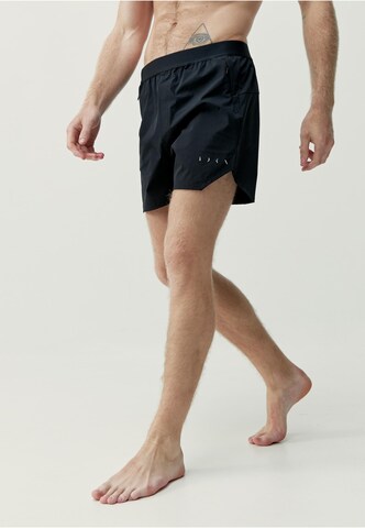 Born Living Yoga Regular Short Malaui ' ' in Schwarz: Vorderseite
