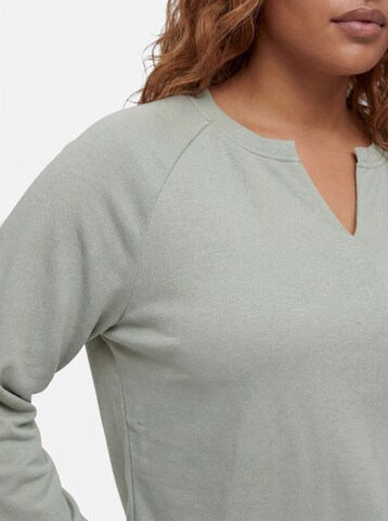 Sweat-shirt 'CARLISE' ONLY Carmakoma en vert