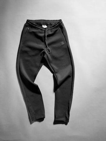 SUPERREBEL® GEAR Tapered Sporthose 'AUDREY_' in Schwarz