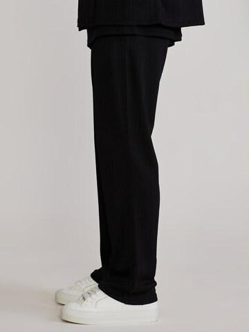 SikSilk Regular Sports trousers in Black