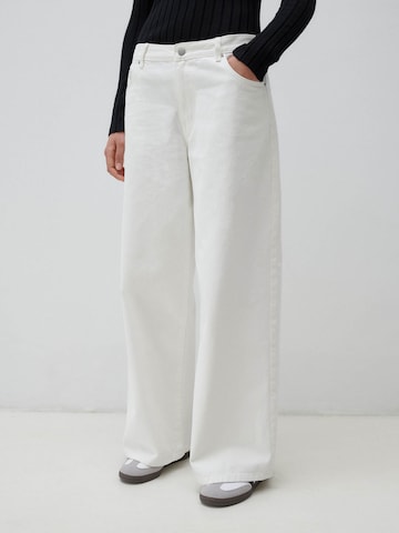 ABOUT YOU x Marie von Behrens Regular Jeans 'Tilda' i hvit: forside
