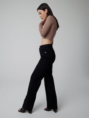 regular Jeans 'Jessie' di A LOT LESS in nero