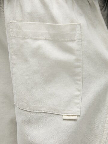 Loosefit Pantaloni de la Pull&Bear pe alb