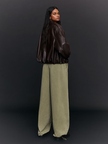 Barrel Pantaloni de la Bershka pe verde