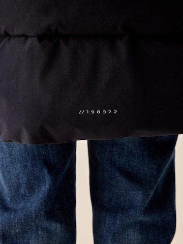 Next Mantel in Schwarz