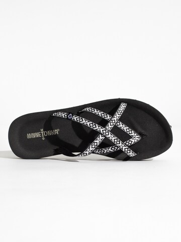 Minnetonka - Sandalias de dedo 'Hanna' en negro