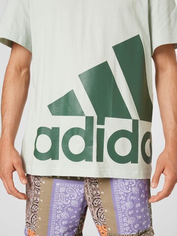 ADIDAS SPORTSWEAR - Camisa funcionais 'Essentials Giant Logo' em verde