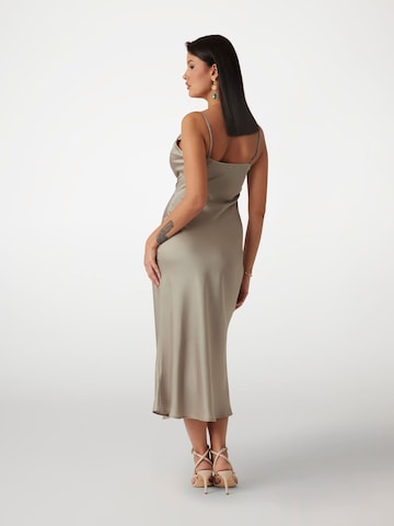 Rochie de la GUESS pe bej