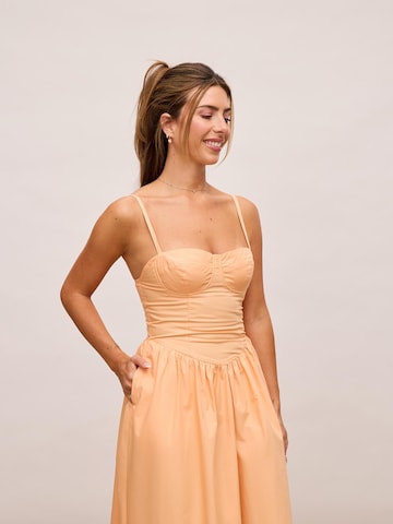 Abito di noar studios in arancione