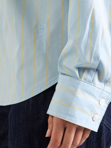 Calvin Klein Jeans Блуза в синьо
