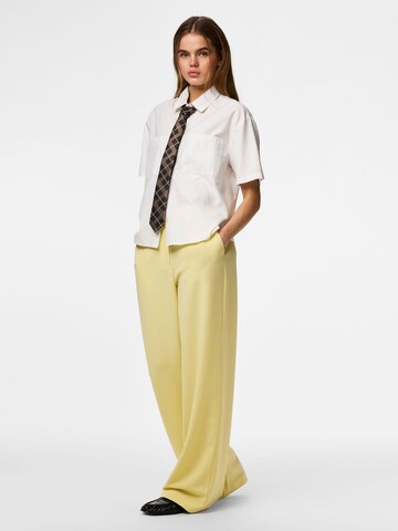 Wide Leg Pantalon 'PCKamil' PIECES en jaune : devant