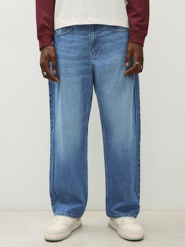 Bershka Loose fit Jeans in Blue: front