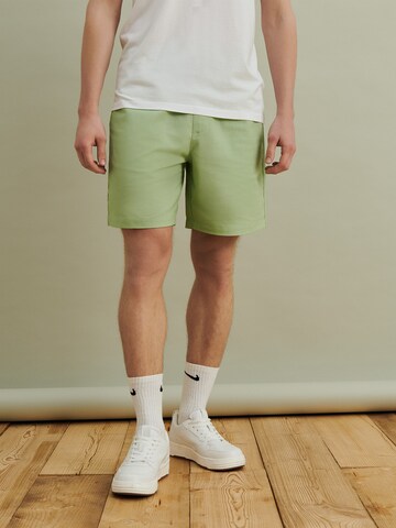 DAN FOX APPAREL Loosefit Shorts 'Charlie' in Grün: predná strana