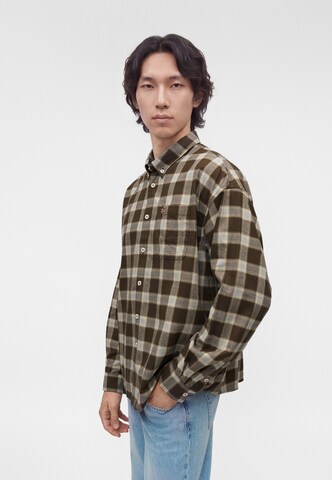 NAPAPIJRI - Ajuste regular Camisa en marrón: lado