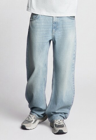 Barrel Jeans de la Bershka pe albastru: față