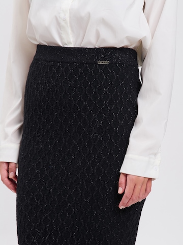 Influencer - Falda en negro