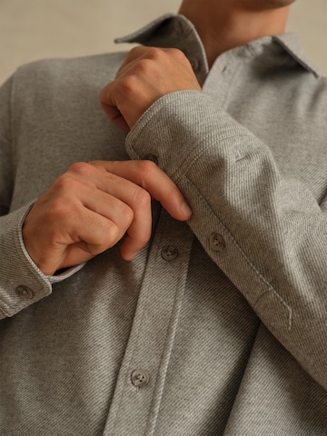 DAN FOX APPAREL - Ajuste regular Camisa 'Eddi' en gris