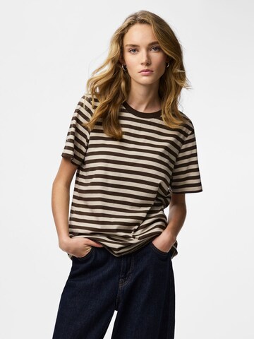 T-shirt 'PCRia' PIECES en marron : devant