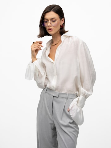 mandragora Blouse 'Carmen' in Wit
