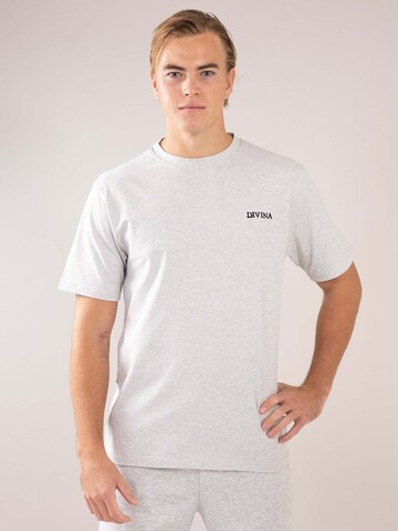 Divina T-Shirt 'Comfy' in Grau: Vorderseite