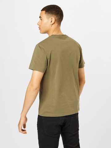 Coupe regular T-Shirt 'Roy' Nudie Jeans Co en vert