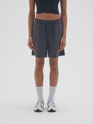 Pacemaker Loosefit Shorts 'Leopold' in Grau: predná strana