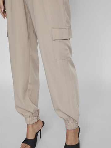 VILA Tapered Cargohose in Grau