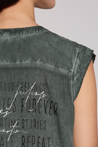 Soccx Ärmellose Bluse mit gesmoktem Saum und Rückenprint in Grün