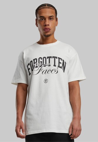 Forgotten Faces T-shirt 'Overgrown Skull' i vit: framsida