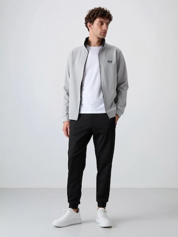 Survêtement Tommy Life en gris : devant