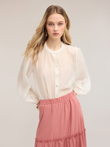 MOTIVI Blouse in White