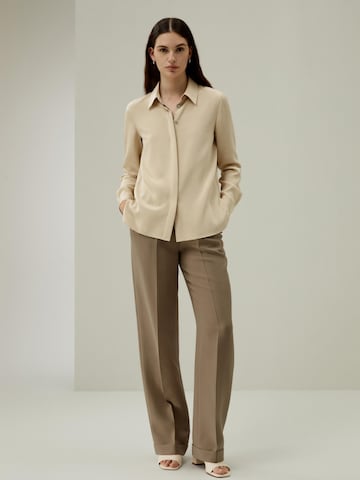 Lilysilk Shirt 'LILYSILK Anmutige Seidenbluse mit Knopfleiste' in Beige