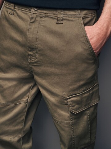 Tapered Pantaloni cargo di Next in marrone