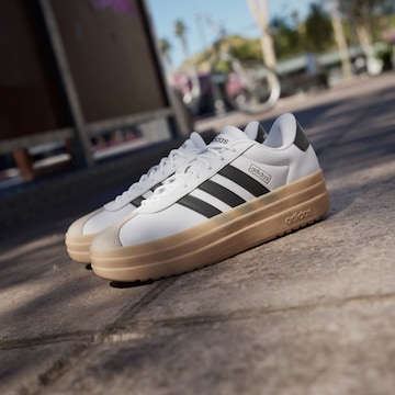 ADIDAS SPORTSWEAR - Sapatilhas baixas 'Court Bold' em branco