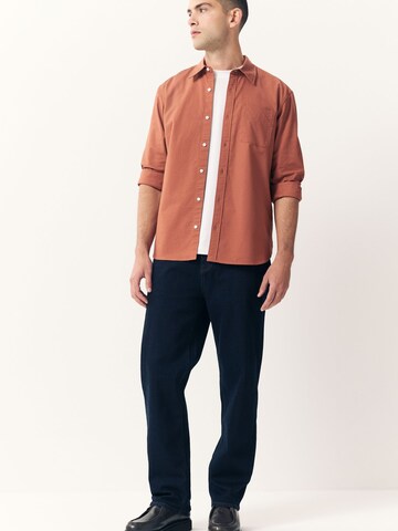 Next - Ajuste estrecho Camisa en marrón