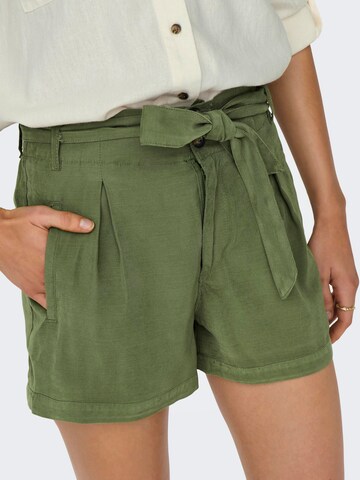 Loosefit Pantaloni con pieghe 'ONLAris' di ONLY in verde