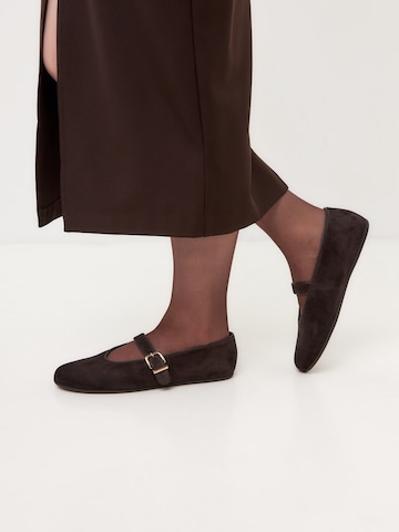 CESARE GASPARI Ballerina in Brown: front