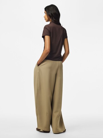 Top di PIECES in marrone