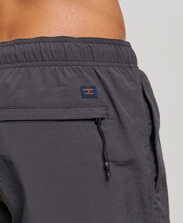 Superdry Badeshorts in Schwarz