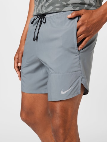 Regular Pantalon de sport 'STRIDE' NIKE en gris